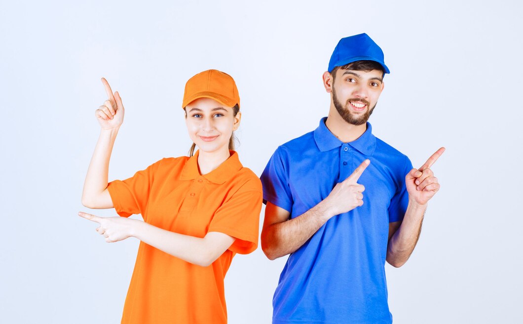 A imagem mostra um exemplo de duas pessoas usando o um uniforme profissional.