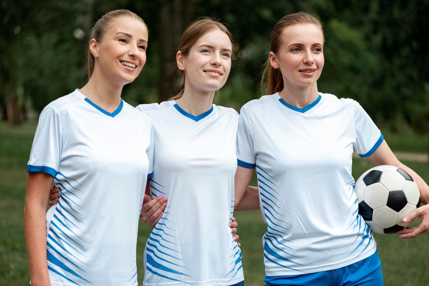 A imagem mostra três atletas usando uniforme.