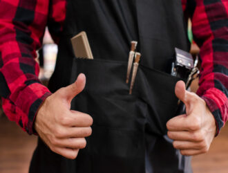 Entre o clássico e o urbano: como escolher o uniforme perfeito para a identidade da sua barbearia 